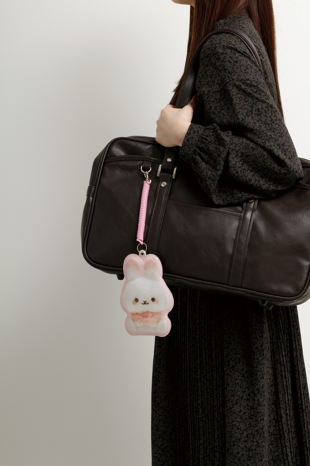 サンエックス「ぬいフォトシリーズ ダイカットパスケース」使用イメージ（C）2025 SAN-X CO., LTD. ALL RIGHTS RESERVED.