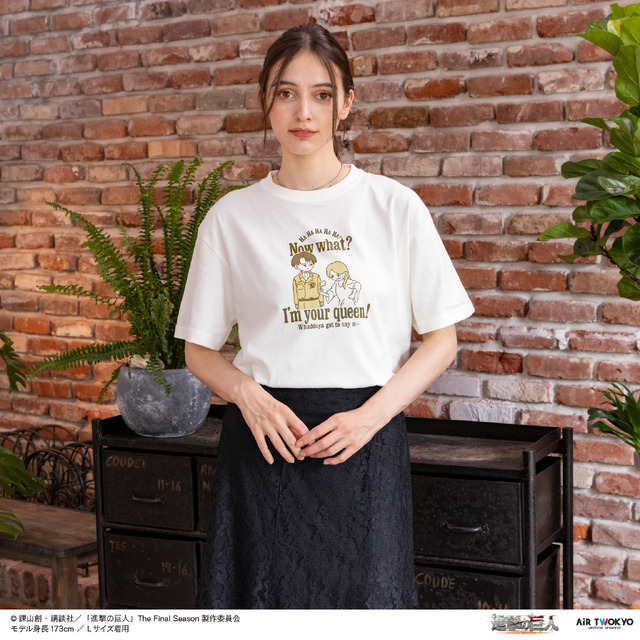 TVアニメ『進撃の巨人』×AIR TWOKYO「シーンイラストTシャツ 4（私は女王様だぞ！）」（C）諫山創・講談社／「進撃の巨人」The Final Season製作委員会