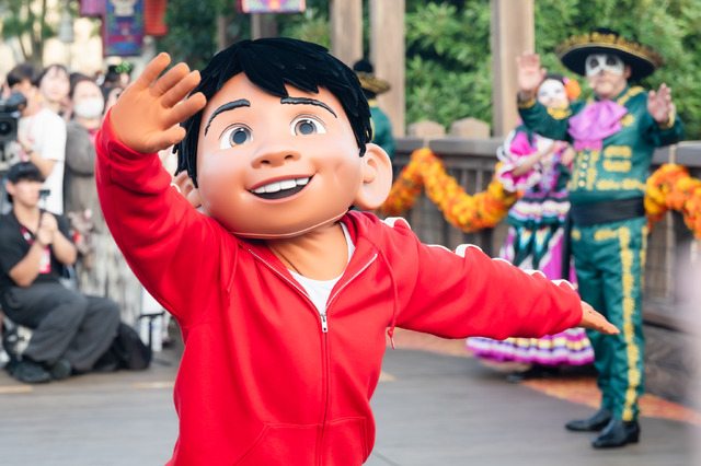 ミゲルも登場！東京ディズニーシー、ディズニー＆ピクサー映画『リメンバー・ミー』の世界がテーマの「ラソス・デ・ラ・ファミリア」初開催！