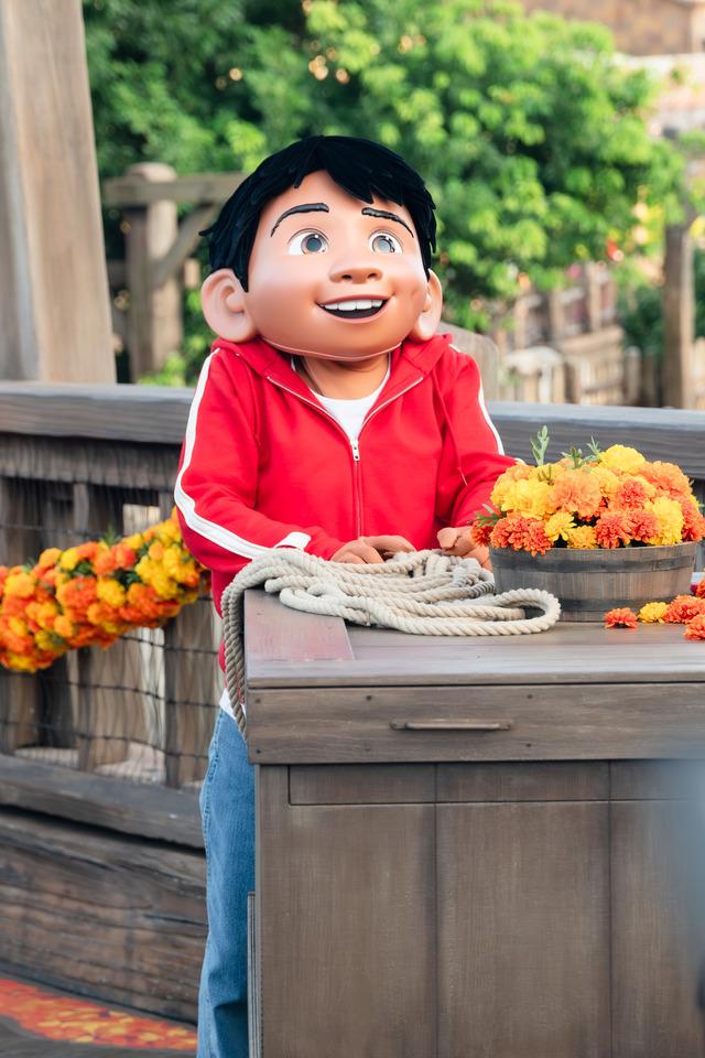 ミゲルも登場！東京ディズニーシー、ディズニー＆ピクサー映画『リメンバー・ミー』の世界がテーマの「ラソス・デ・ラ・ファミリア」初開催！