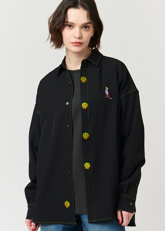 ディズニーヴィランズ×グラニフ「毒リンゴ｜ビッグシルエットシャツ」着用イメージ（C）Disney