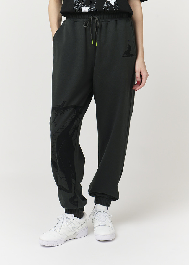 ディズニーヴィランズ×グラニフ「マレフィセントドラゴン｜裏毛パンツ」着用イメージ（C）Disney