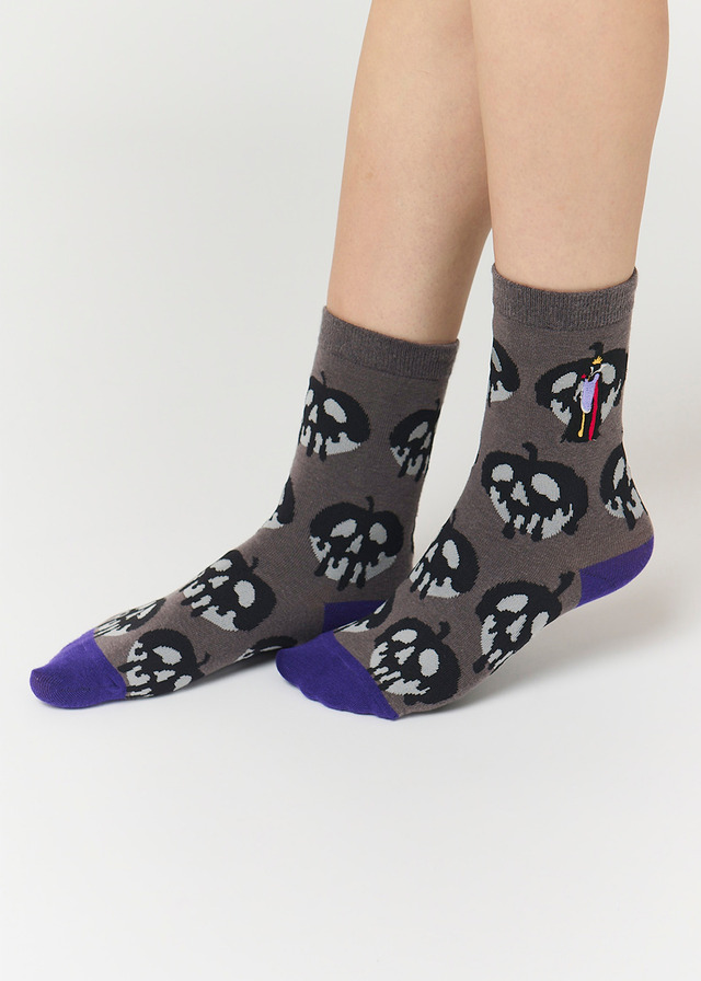 ディズニーヴィランズ×グラニフ「毒リンゴ パターン｜ミドルソックス」使用イメージ（C）Disney