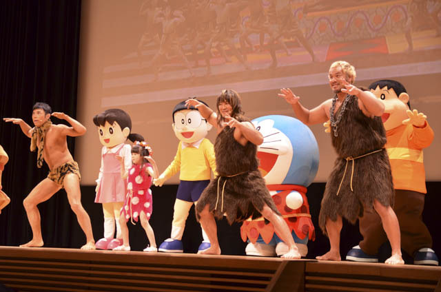 「映画ドラえもん」舞台挨拶、小島よしおら“ウンタカ!ドラドラ団”がウンタカダンスを披露