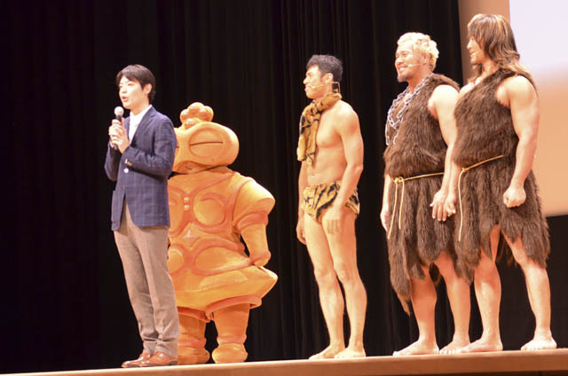 「映画ドラえもん」舞台挨拶、小島よしおら“ウンタカ!ドラドラ団”がウンタカダンスを披露