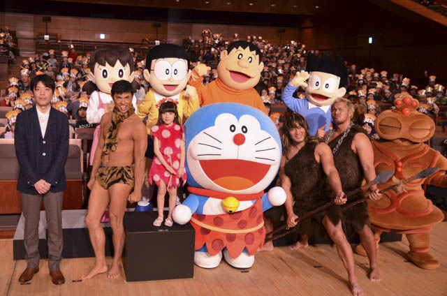 「映画ドラえもん」舞台挨拶、小島よしおら“ウンタカ!ドラドラ団”がウンタカダンスを披露