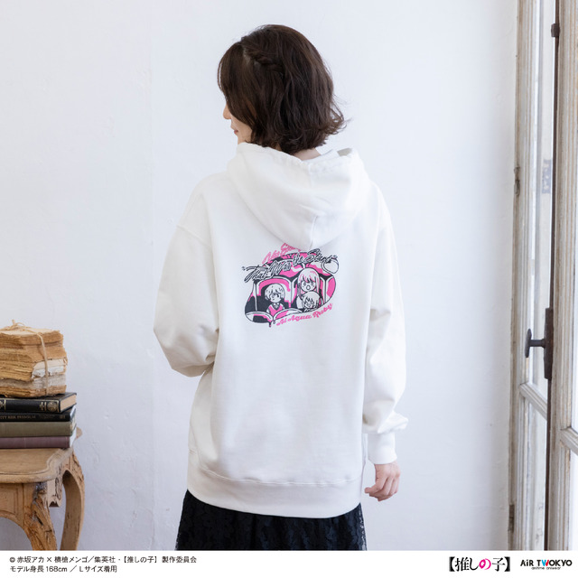 AIR TWOKYO『【推しの子】』第2弾「モノトーンシーンイラストパーカー 1（アイ）」着用イメージ（C）赤坂アカ×横槍メンゴ／集英社・【推しの子】製作委員会