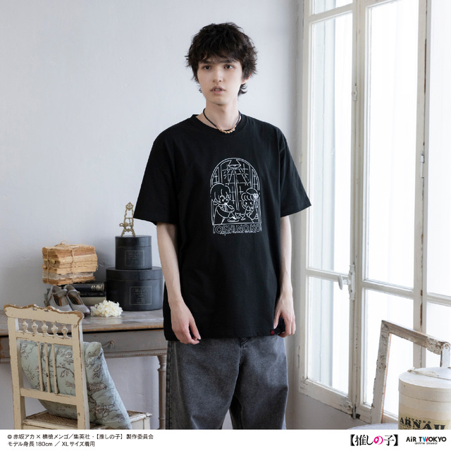 AIR TWOKYO『【推しの子】』第2弾「モノトーンシーンイラストTシャツ 4（有馬かな＆アクア）」着用イメージ（C）赤坂アカ×横槍メンゴ／集英社・【推しの子】製作委員会