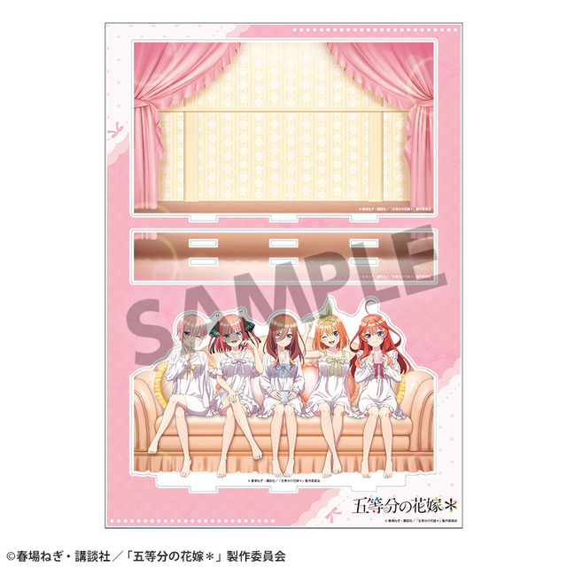 TVスペシャルアニメ『五等分の花嫁＊』背景付き描き下ろしアクリルスタンド ナイトウェアver.（C）春場ねぎ・講談社／「五等分の花嫁＊」製作委員会