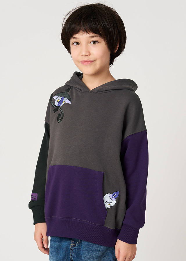 ポケットモンスター×グラニフ「ヒトモシ＆ランプラー＆シャンデラ｜キッズ裏毛ビッグシルエットパーカー」着用イメージ（C）Nintendo・Creatures・GAME FREAK・TV Tokyo・ShoPro・JR Kikaku （C）Pokemon