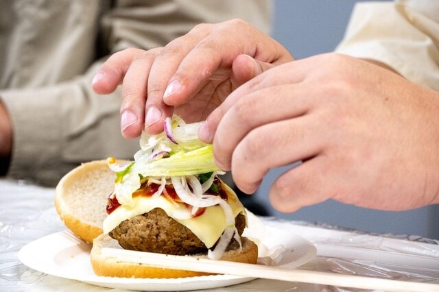 やりたい放題ドット絵ARPG『ガデテル』VS極悪編集部の仁義なきコラボバトル、勃発。“ぶっちゃけどこまでやれんのか”検証に、ライター&日本運営担当が全力でチャレンジ