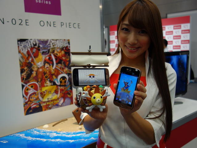 「N-02E　ONE PIECE」と、サニーサウザンド号を再現した充電台