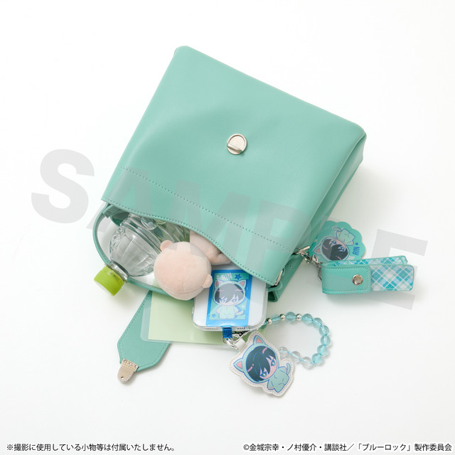 TVアニメ『ブルーロック』SuperGroupiesコラボ「糸師 凛 モデル ショルダーバッグ」使用イメージ（C）金城宗幸・ノ村優介・講談社／「ブルーロック」製作委員会