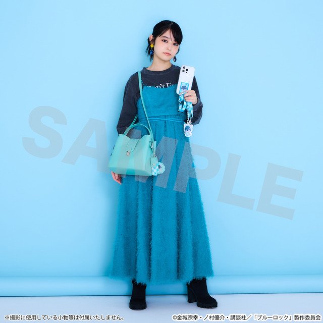 TVアニメ『ブルーロック』SuperGroupiesコラボ「糸師 凛 モデル ショルダーバッグ」使用イメージ（C）金城宗幸・ノ村優介・講談社／「ブルーロック」製作委員会