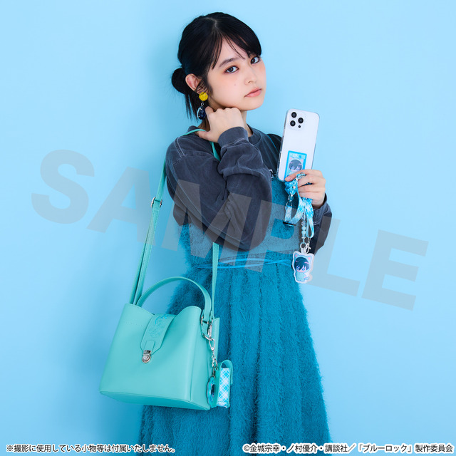 TVアニメ『ブルーロック』SuperGroupiesコラボ「糸師 凛 モデル ショルダーバッグ」使用イメージ（C）金城宗幸・ノ村優介・講談社／「ブルーロック」製作委員会