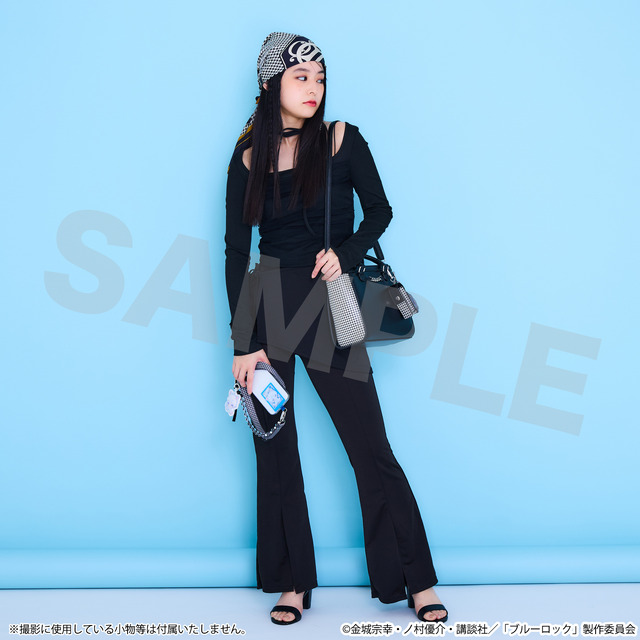 TVアニメ『ブルーロック』SuperGroupiesコラボ「凪 誠士郎 モデル ショルダーバッグ」使用イメージ（C）金城宗幸・ノ村優介・講談社／「ブルーロック」製作委員会