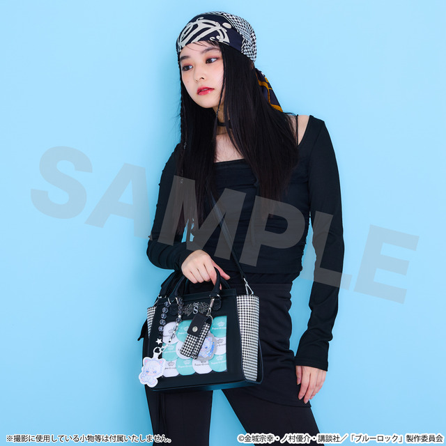 TVアニメ『ブルーロック』SuperGroupiesコラボ「凪 誠士郎 モデル ショルダーバッグ」使用イメージ（C）金城宗幸・ノ村優介・講談社／「ブルーロック」製作委員会