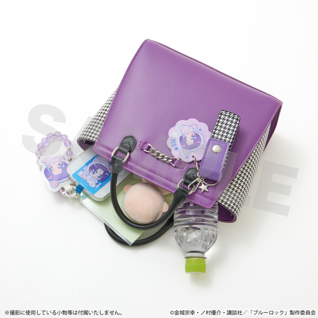 TVアニメ『ブルーロック』SuperGroupiesコラボ「御影 玲王 モデル ショルダーバッグ」使用イメージ（C）金城宗幸・ノ村優介・講談社／「ブルーロック」製作委員会