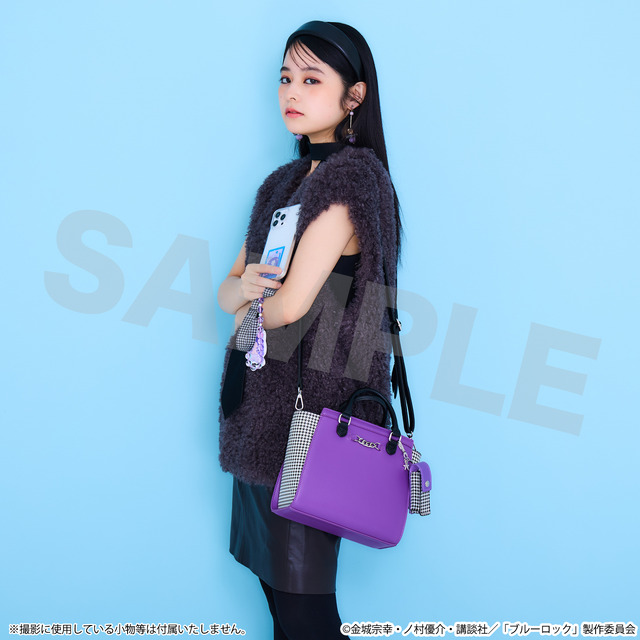 TVアニメ『ブルーロック』SuperGroupiesコラボ「御影 玲王 モデル ショルダーバッグ」使用イメージ（C）金城宗幸・ノ村優介・講談社／「ブルーロック」製作委員会