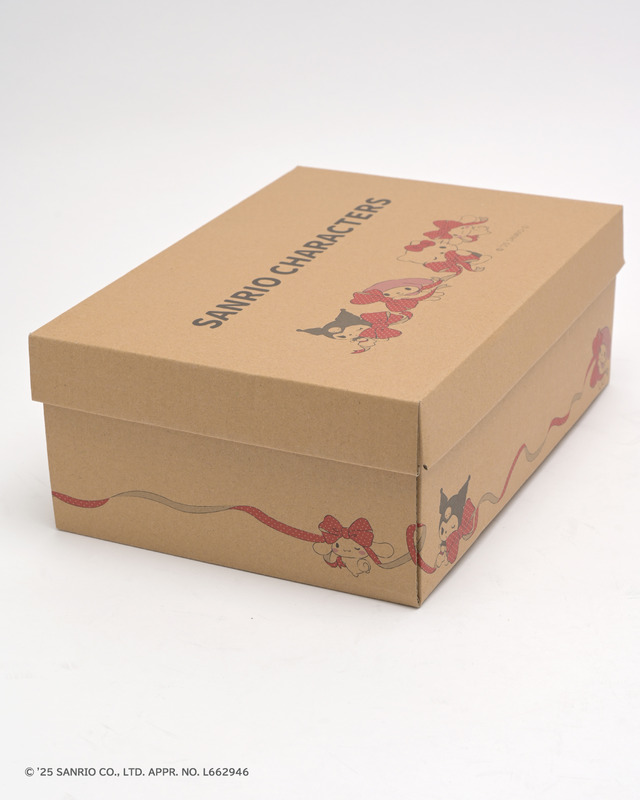 「サンリオキャラクターズ シューズ」キャラクターがリボンで繋がった箱デザイン