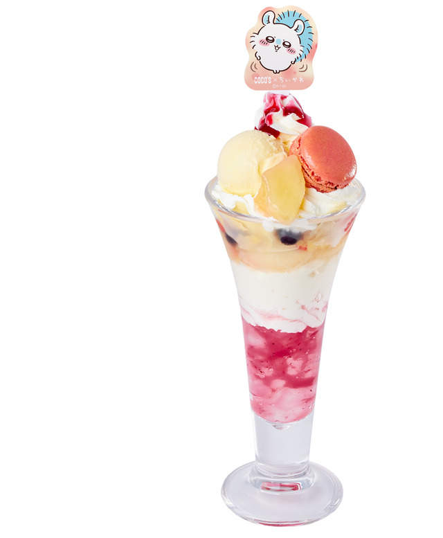 ココス×ちいかわ「モモンガのピーチパフェ」（C）nagano / chiikawa committee