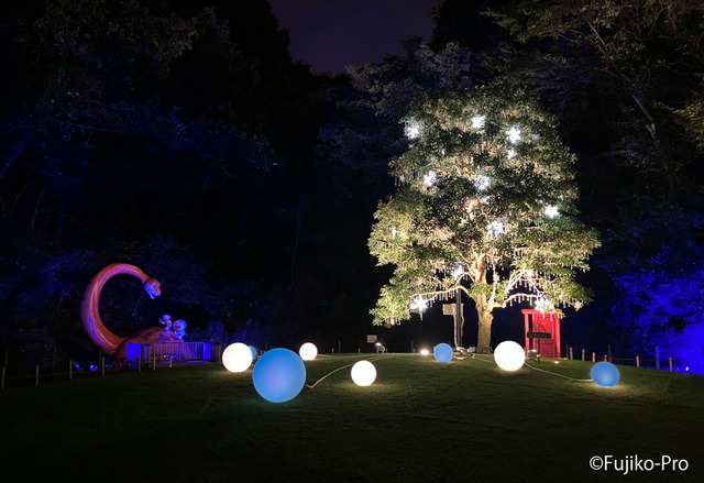 「藤子・F・不二雄ミュージアム クリスマスはミュージアムで！2025」3階・はらっぱのクリスタルツリー（C）Fujiko-Pro