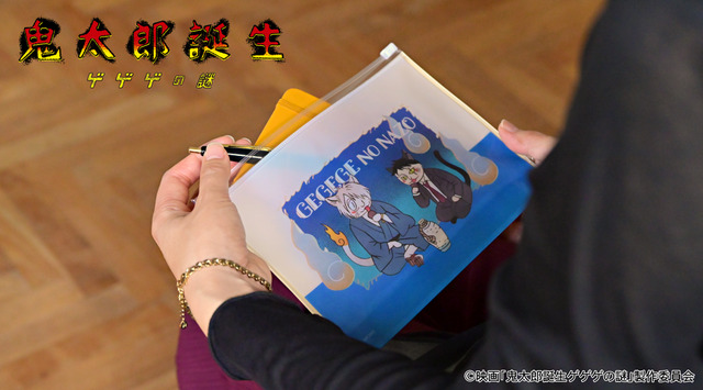 映画『鬼太郎誕生 ゲゲゲの謎』×石黒亜矢子コラボグッズ「ガゼットスライダーポーチ（鬼太郎の父と水木）」使用イメージ（C）映画「鬼太郎誕生ゲゲゲの謎」製作委員会