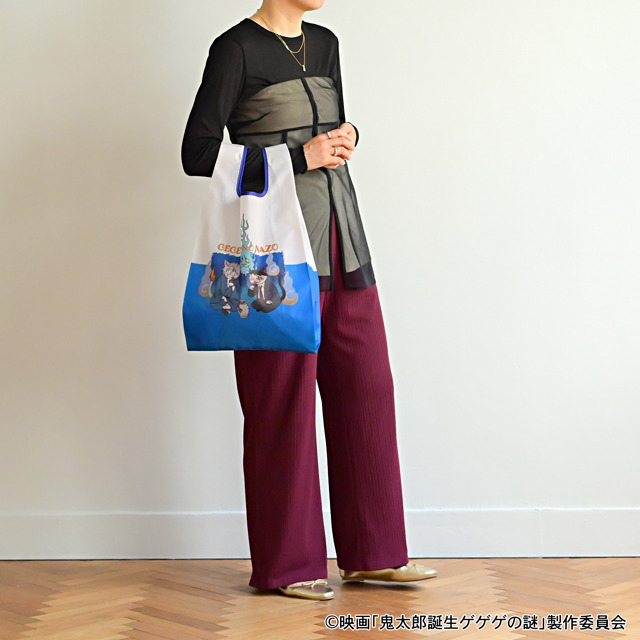 映画『鬼太郎誕生 ゲゲゲの謎』×石黒亜矢子コラボグッズ「エコバッグ（鬼太郎の父と水木）」使用イメージ（C）映画「鬼太郎誕生ゲゲゲの謎」製作委員会