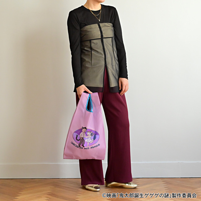 映画『鬼太郎誕生 ゲゲゲの謎』×石黒亜矢子コラボグッズ「エコバッグ（水木と沙代）」使用イメージ（C）映画「鬼太郎誕生ゲゲゲの謎」製作委員会