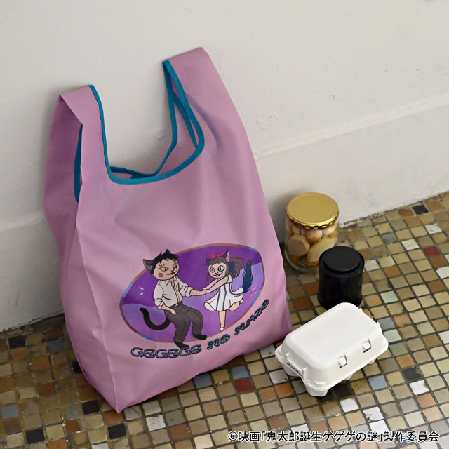 映画『鬼太郎誕生 ゲゲゲの謎』×石黒亜矢子コラボグッズ「エコバッグ（水木と沙代）」使用イメージ（C）映画「鬼太郎誕生ゲゲゲの謎」製作委員会