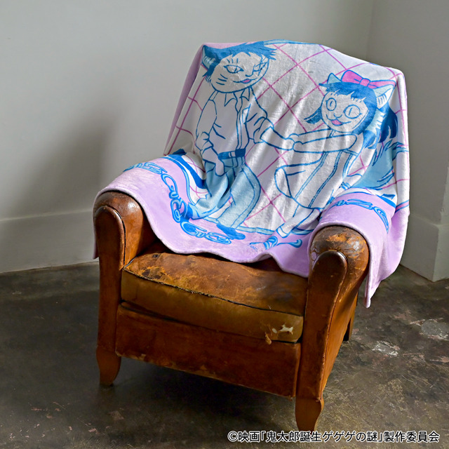 映画『鬼太郎誕生 ゲゲゲの謎』×石黒亜矢子コラボグッズ「ビッグブランケット（水木と沙代）」使用イメージ（C）映画「鬼太郎誕生ゲゲゲの謎」製作委員会