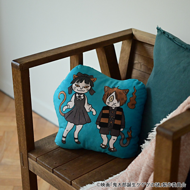 映画『鬼太郎誕生 ゲゲゲの謎』×石黒亜矢子コラボグッズ「ダイカットクッション（鬼太郎とねこ娘）」使用イメージ（C）映画「鬼太郎誕生ゲゲゲの謎」製作委員会