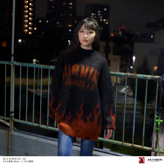 AIR TWOKYO『ゴジラVSデストロイア』グッズコレクション「バーニングゴジラ セーター」着用イメージ　TM ＆（C）TOHO CO.,LTD.