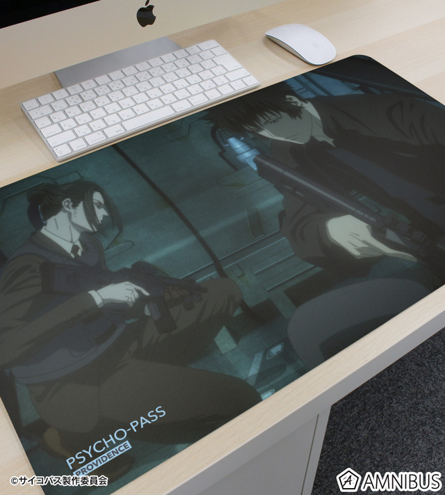 『劇場版 PSYCHO-PASS サイコパス PROVIDENCE』狡噛 慎也＆宜野座 伸元 場面写マルチデスクマット　使用イメージ（C）サイコパス製作委員会