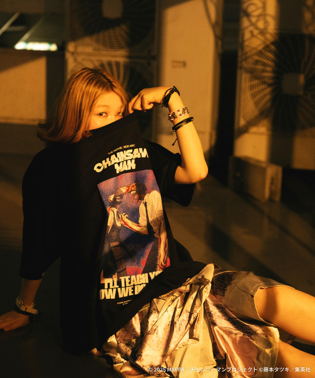 劇場版『チェンソーマン レゼ篇』FREAK'S STOREプリント クルーネックTシャツ「ChainsawMan＆Bomb」着用イメージ（C）2025 MAPPA／チェンソーマンプロジェクト（C）藤本タツキ／集英社