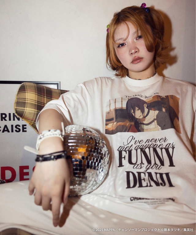 劇場版『チェンソーマン レゼ篇』FREAK'S STOREプリント クルーネックTシャツ「REZE」着用イメージ（C）2025 MAPPA／チェンソーマンプロジェクト（C）藤本タツキ／集英社