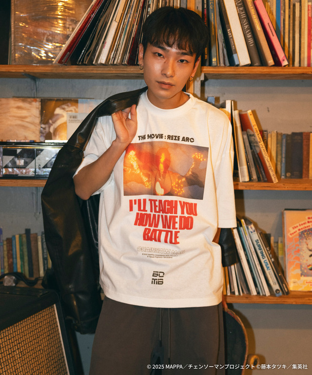 劇場版『チェンソーマン レゼ篇』FREAK'S STOREプリント クルーネックTシャツ「Bomb」着用イメージ（C）2025 MAPPA／チェンソーマンプロジェクト（C）藤本タツキ／集英社