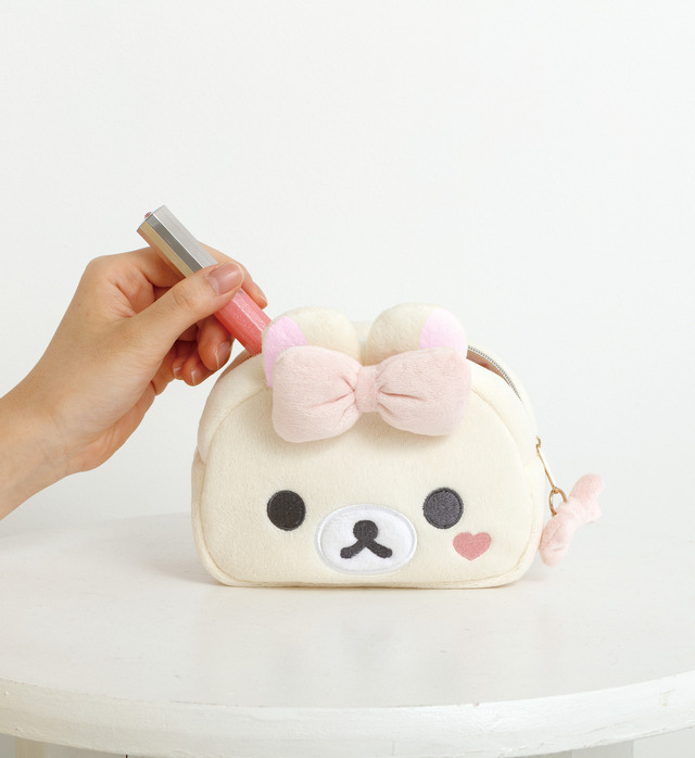 サンエックス「Makeup Rilakkuma ミラー付ぬいぐるみポーチ」コリラックマ　使用イメージ（C）2025 SAN-X CO., LTD. ALL RIGHTS RESERVED.