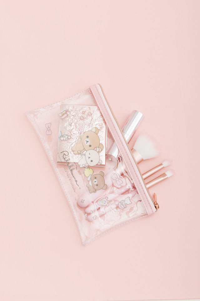 サンエックス「Makeup Rilakkuma メイクブラシセット」使用イメージ（C）2025 SAN-X CO., LTD. ALL RIGHTS RESERVED.