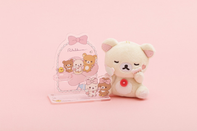 サンエックス「Makeup Rilakkuma アクリルマルチスタンド」使用イメージ（C）2025 SAN-X CO., LTD. ALL RIGHTS RESERVED.