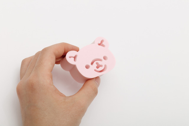 サンエックス「Makeup Rilakkuma メイクスポンジ」使用イメージ（C）2025 SAN-X CO., LTD. ALL RIGHTS RESERVED.