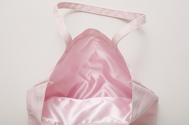 サンエックス「Makeup Rilakkuma トートバッグ」使用イメージ（C）2025 SAN-X CO., LTD. ALL RIGHTS RESERVED.