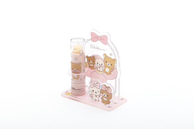 サンエックス「Makeup Rilakkuma クマ型リップクリーム」リラックマ　使用イメージ（C）2025 SAN-X CO., LTD. ALL RIGHTS RESERVED.