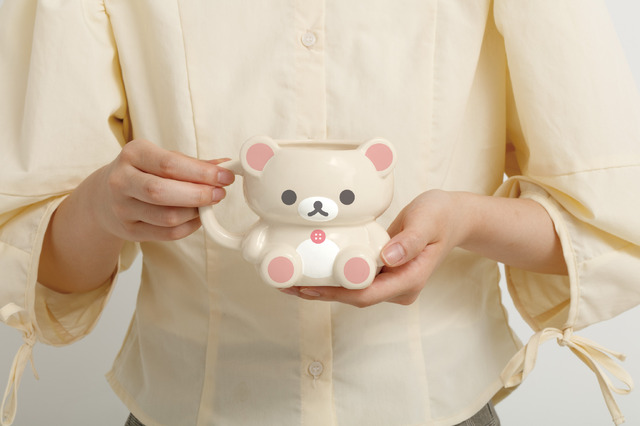 サンエックス「Makeup Rilakkuma マグカップ」使用イメージ（C）2025 SAN-X CO., LTD. ALL RIGHTS RESERVED.