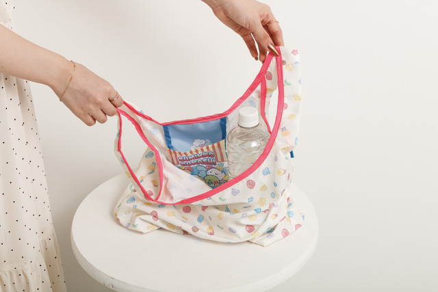 すみっコぐらし「グミグミパーティー」ショッピングバッグ　使用イメージ（C）2025 SAN-X CO., LTD. ALL RIGHTS RESERVED.