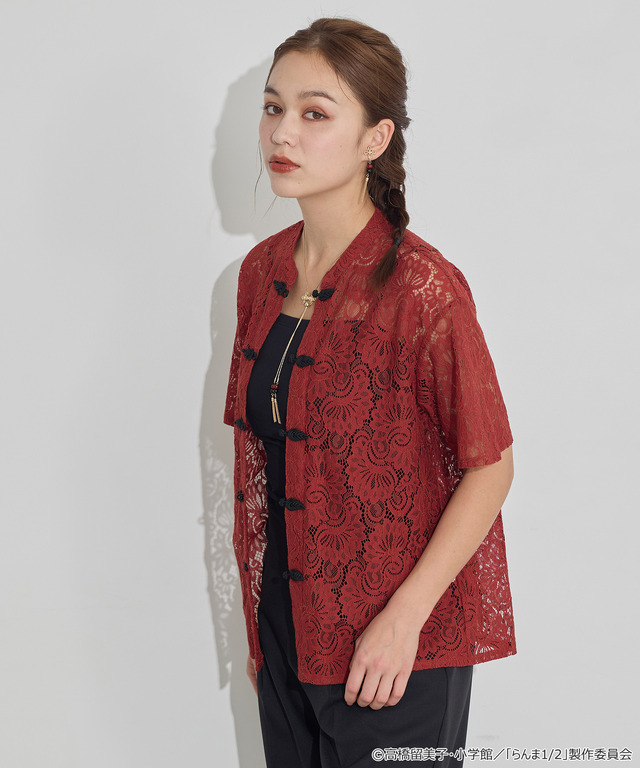TVアニメ『らんま1/2』× earth music＆ecology Japan Label「チャイナレースシャツ」ボルドー　着用イメージ（C）高橋留美子・小学館/「らんま1/2」製作委員会