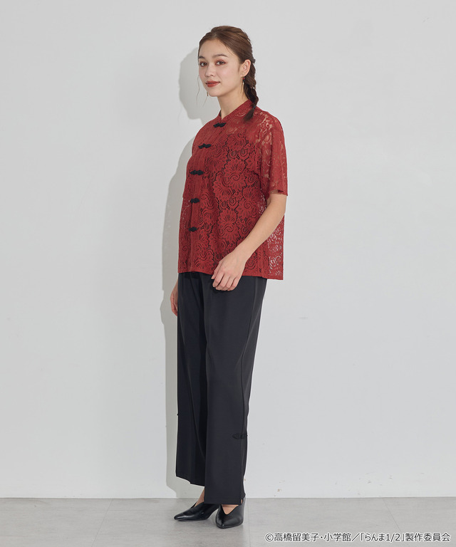 TVアニメ『らんま1/2』× earth music＆ecology Japan Label「チャイナレースシャツ」ボルドー　着用イメージ（C）高橋留美子・小学館/「らんま1/2」製作委員会