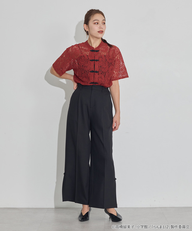 TVアニメ『らんま1/2』× earth music＆ecology Japan Label「チャイナレースシャツ」ボルドー　着用イメージ（C）高橋留美子・小学館/「らんま1/2」製作委員会