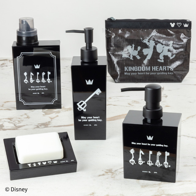 (左上から)洗濯洗剤詰め替えボトル、ソープディッシュ (中央)ディスペンサー (右上から)洗面2Pポーチ、泡ハンドソープディスペンサー