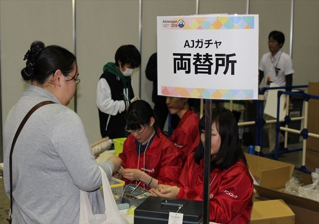 新旧アニメキャラクター大集合 Anime Japan2016のガチャガチャに人だかり